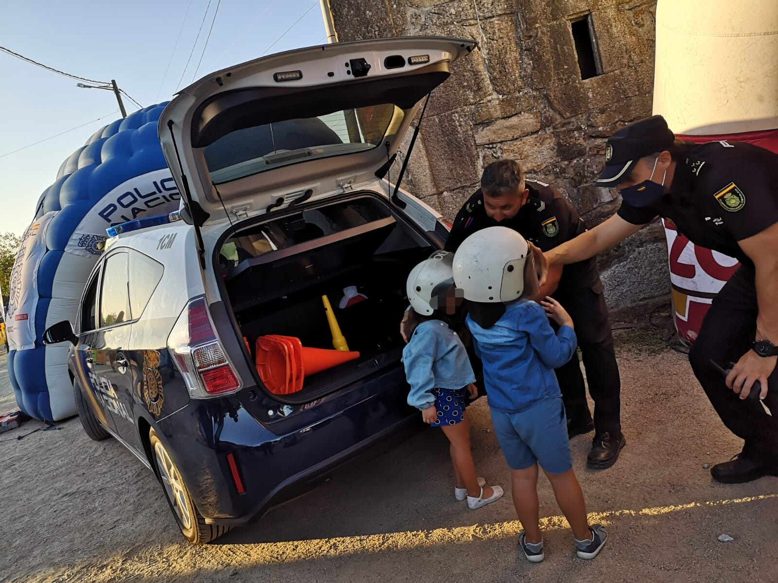 Los más peques probándose los cascos de policía