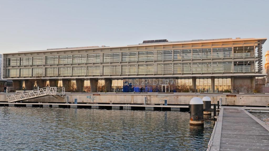 Fachada de Lanzadera ubicada en la Marina de Valencia.
