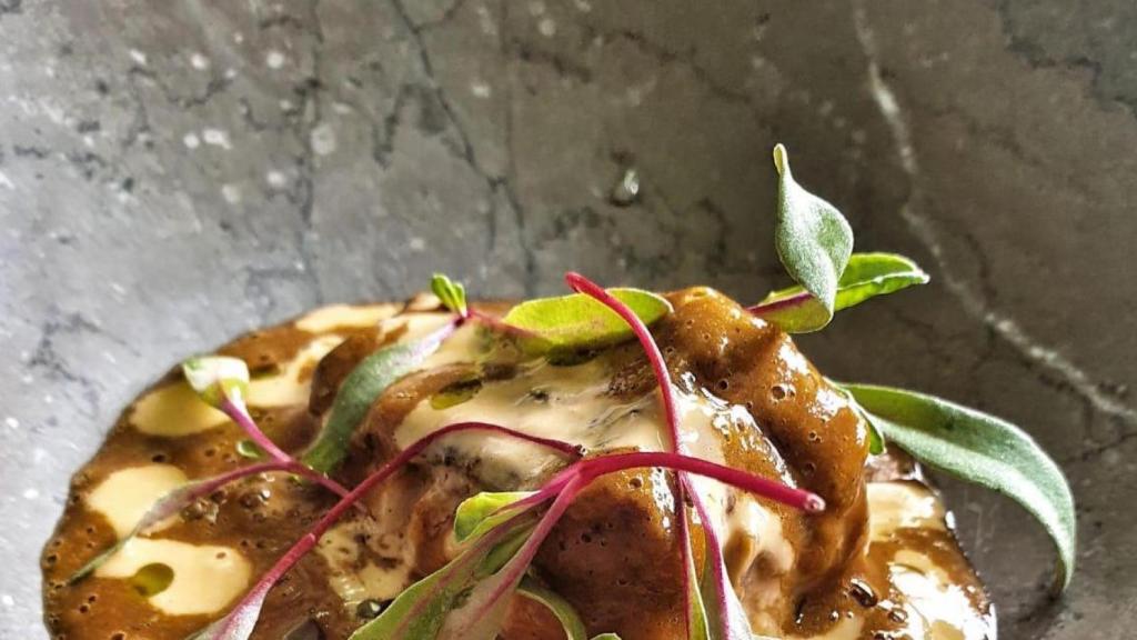 En Tula se pueden probar platos como Negra con salsa nantúa de cangrejo y pil pil de tomate.