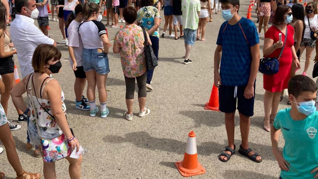 Uno de los momentos de la cola, con el pabellón al fondo.
