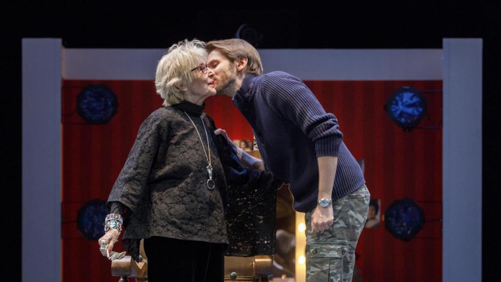 La artista Concha Velasco junto a su hijo Manuel sobre las tablas en Valladolid en 2018.