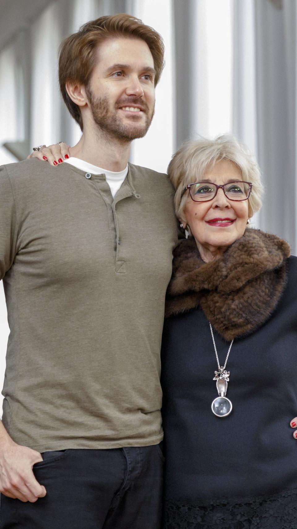Manuel Martínez Velasco junto a su madre en imagen de archivo.