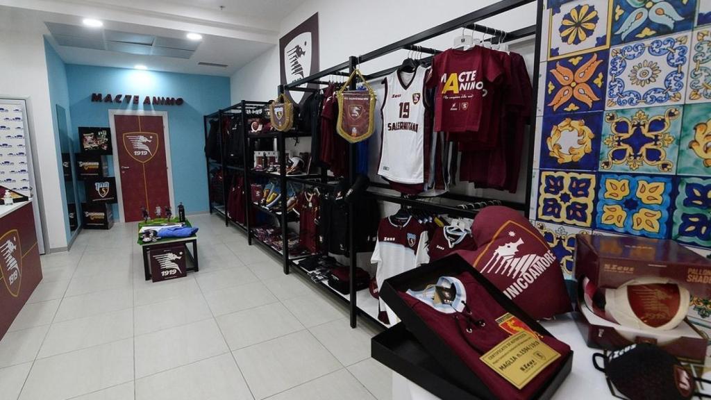 Imagen de la tienda del club con artículos históricos de la Salernitana