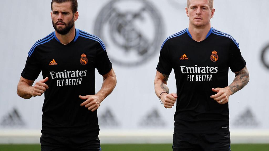 Nacho Fernández y Toni Kroos haciendo carrera continua