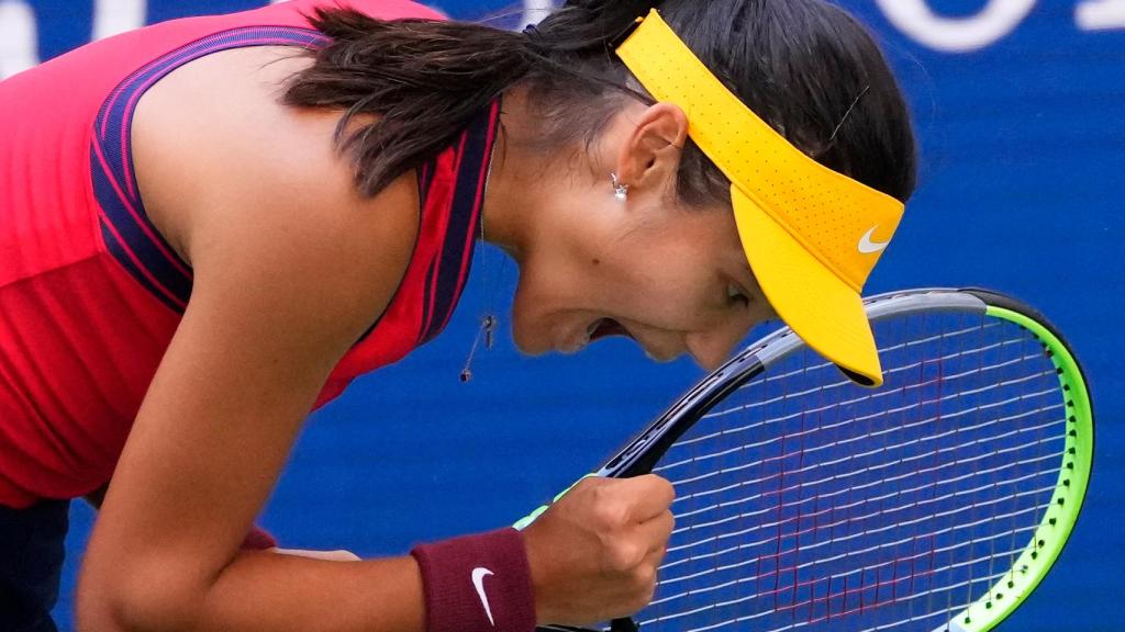 Emma Raducanu celebra su victoria sobre Shelby Rogers