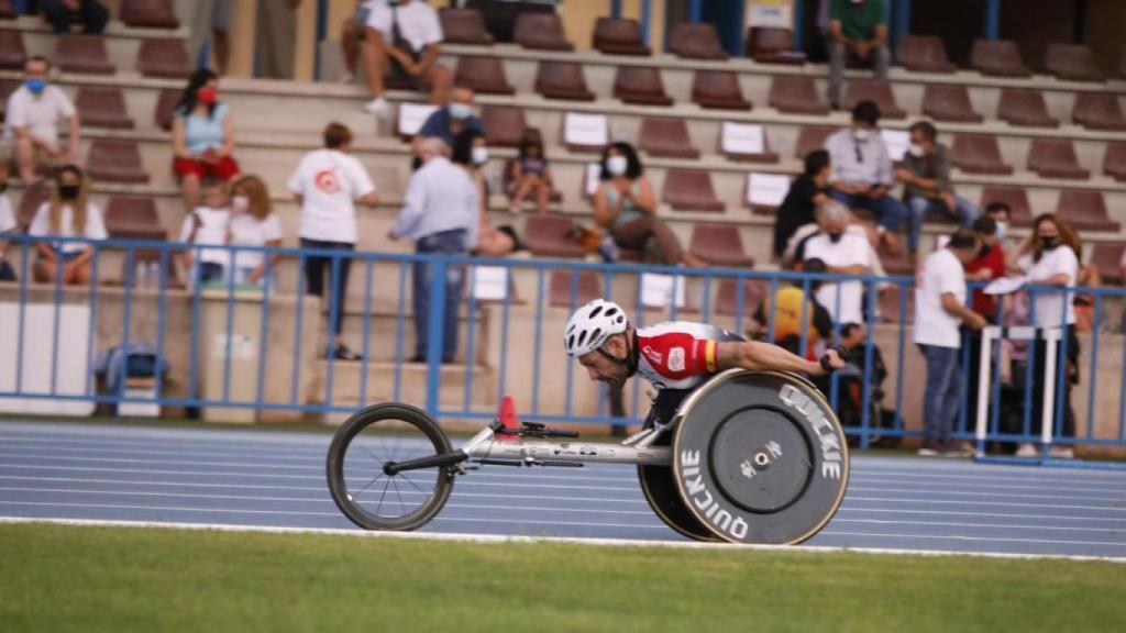 Rafael Botello logrando su marca