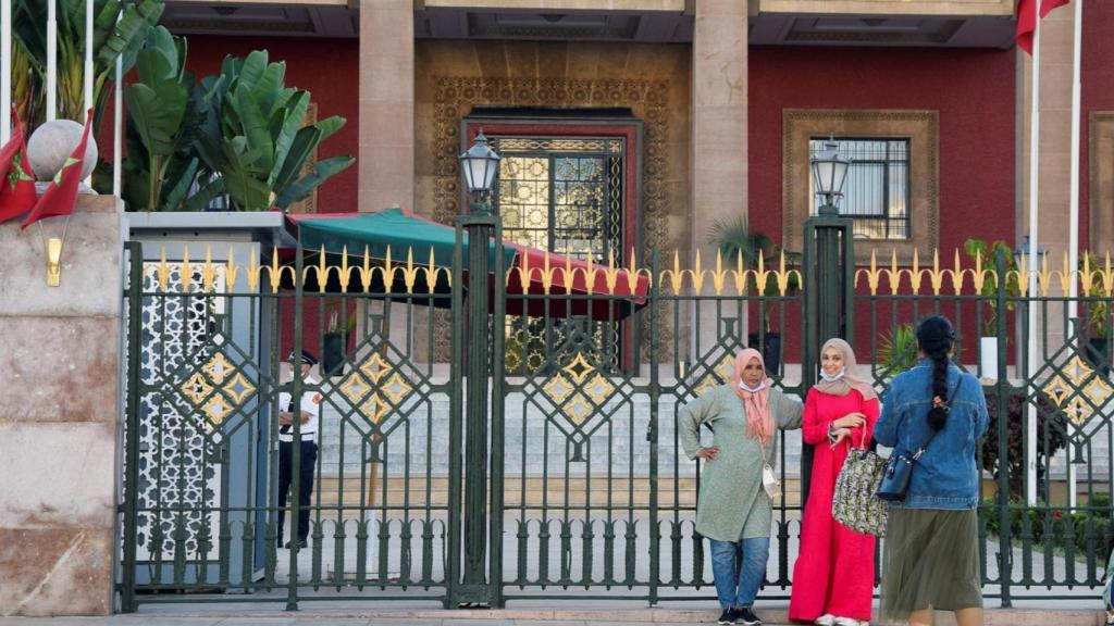Dos mujeres posan junto a la sede del Parlamento marroquí en el centro de la capital Rabat, este domingo.