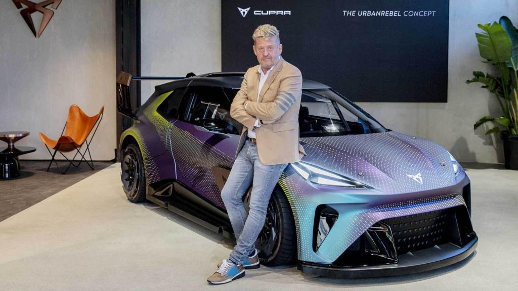 Wayne Griffits, presidente de Seat, junto al prototipo de vehículo eléctrico urbano de Cupra.