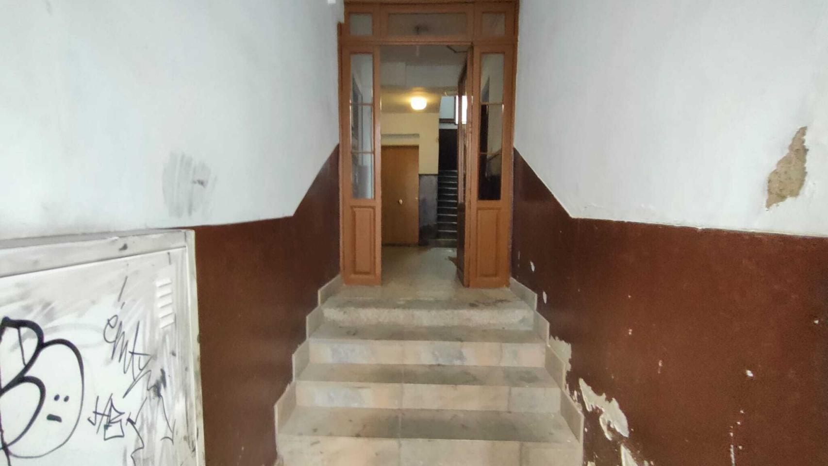 El portal de Malasaña donde el pasado domingo agredieron a un joven gay ocho encapuchados.