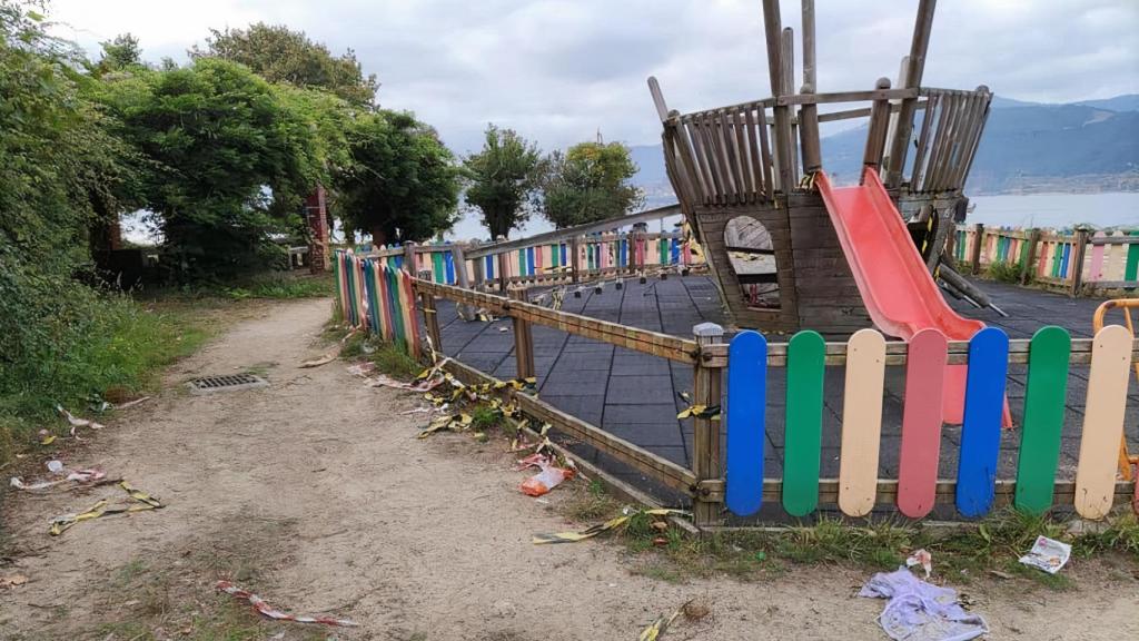 Vecinos de Teis (Vigo) protestan por el estado de un parque infantil junto a la ETEA