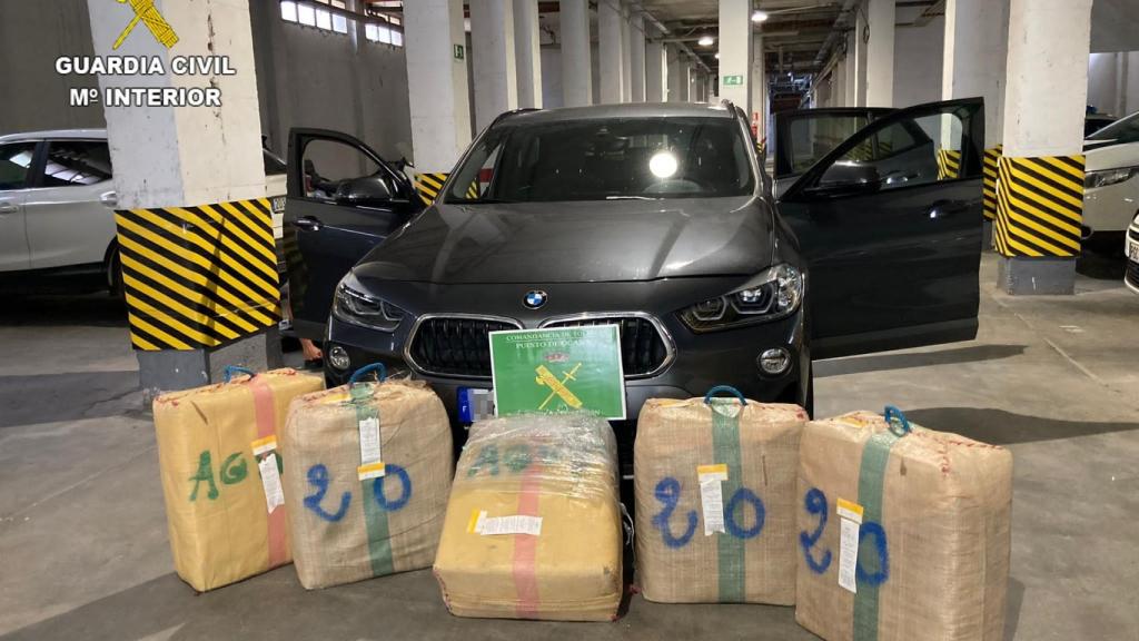 Otra imagen del coche con la droga