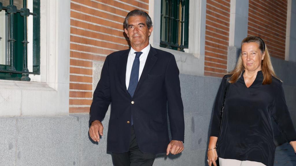 Cristina de Borbón dos Sicilias y Pedro López Quesada, llegando al funeral.