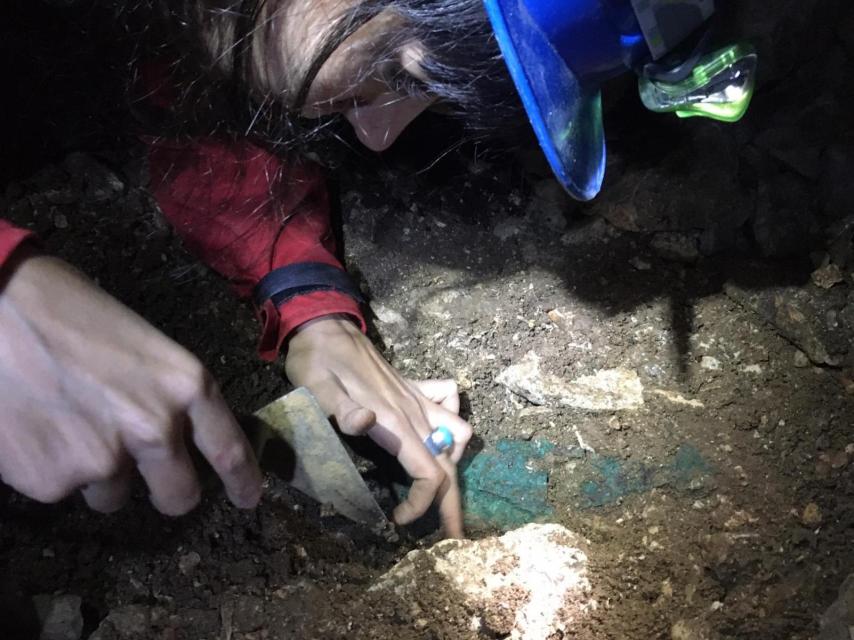 Momento del hallazgo de la vaina del puñal.