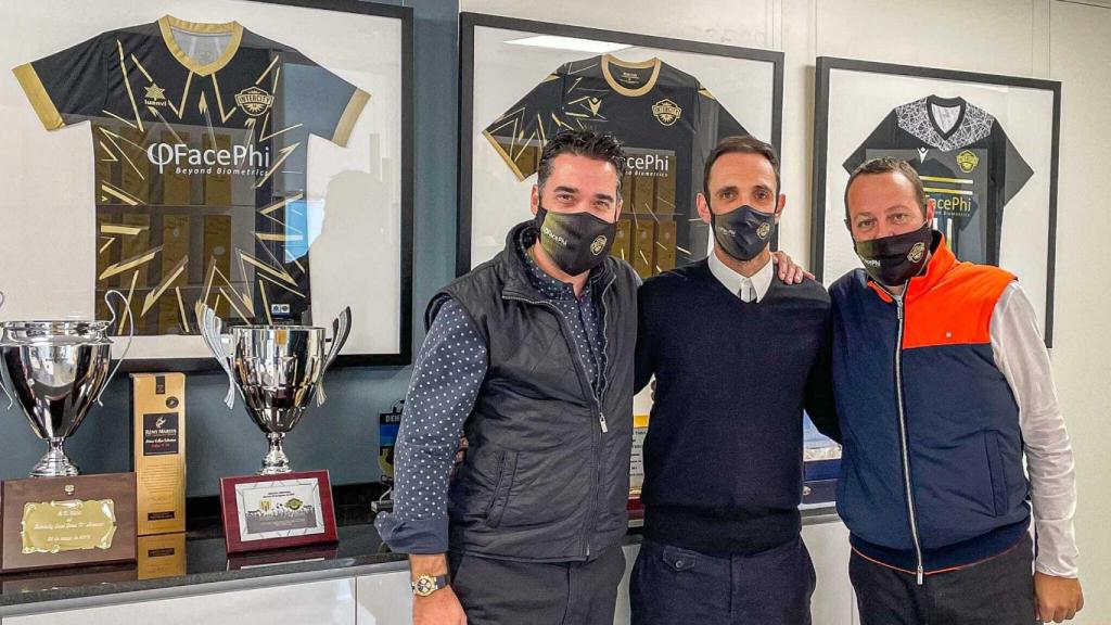 El presidente del Intercity, a la izquierda, con el accionista de la entidad, el exfutbolista, Juan Fran Torres, en el medio y Javier Mira, vicepresidente del CF Intercity