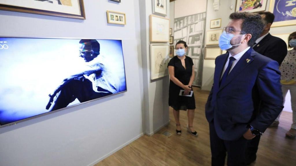 Pere Aragonès, en su visita al museo de Joan Fuster. EE