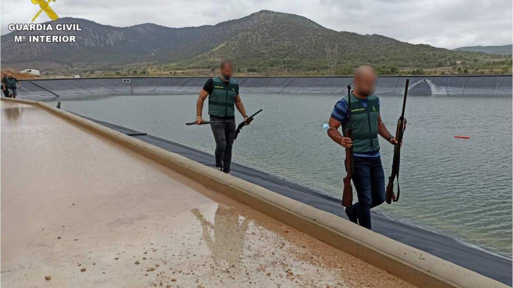 La Guardia Civil recupera nueve armas ocultas en el fondo de un embalse en Monóvar.