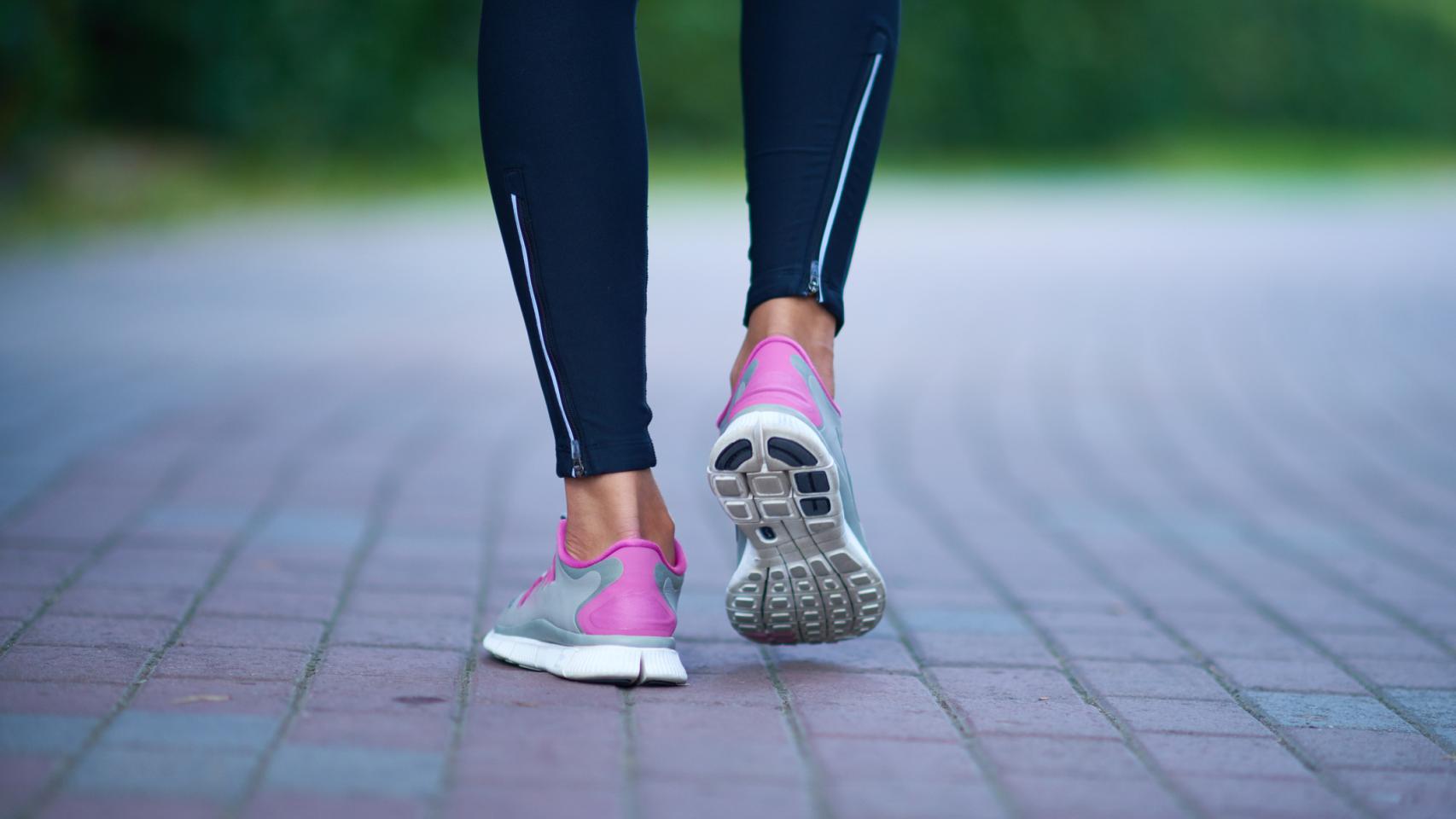 Una mujer caminando.