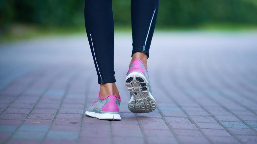 Una joven caminando por un parque.