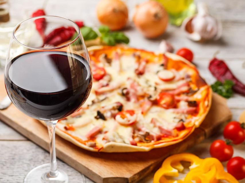 Pizza y vino, maridaje perfecto.