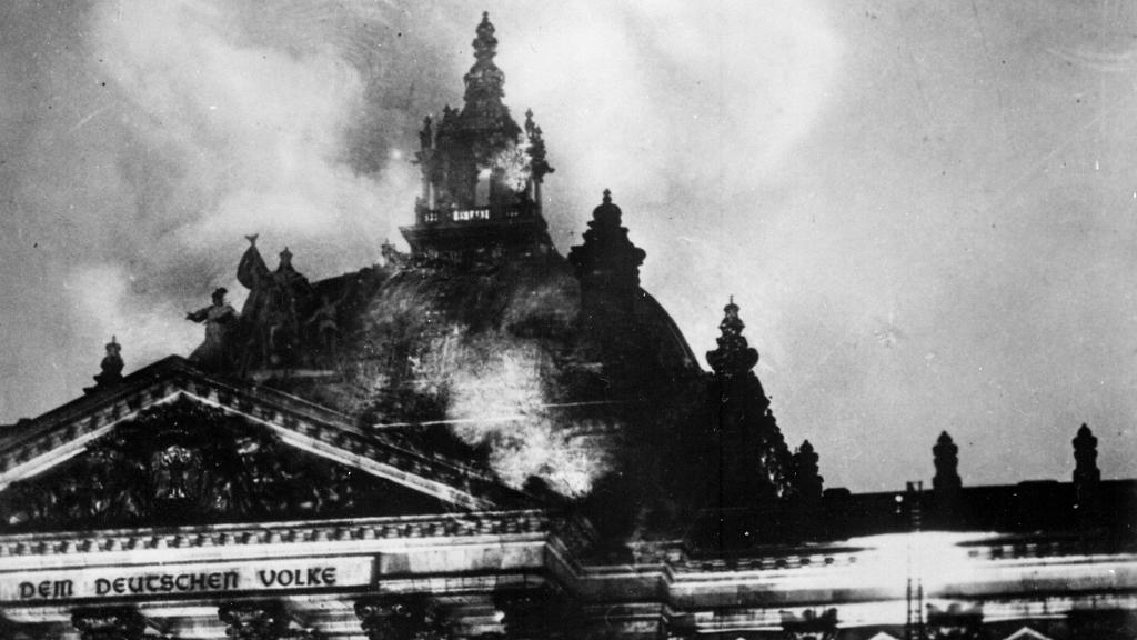 El incendio que cambió la historia de Alemania y liberó a 'Los demonios del Reich'