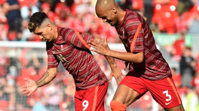 Roberto Firmino y Fabinho calentando con el Liverpool