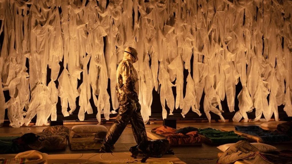 La impactante y desnuda puesta en escena de 'N.E.V.E.R.M.O.R.E'