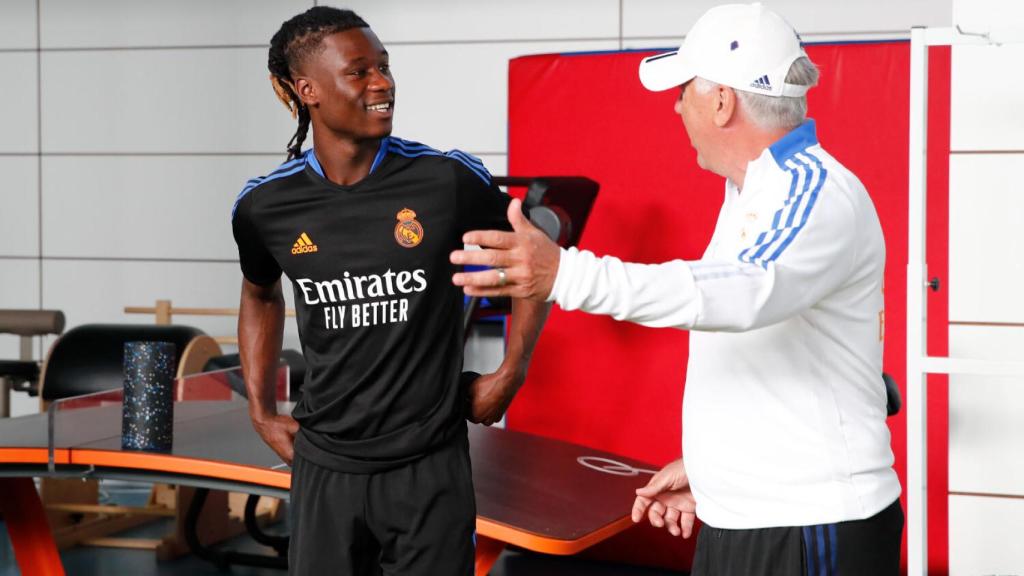 Camavinga hablando con Ancelotti