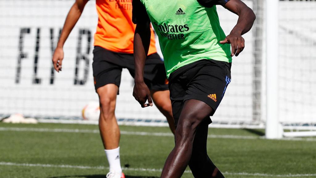 Mendy controlando un balón