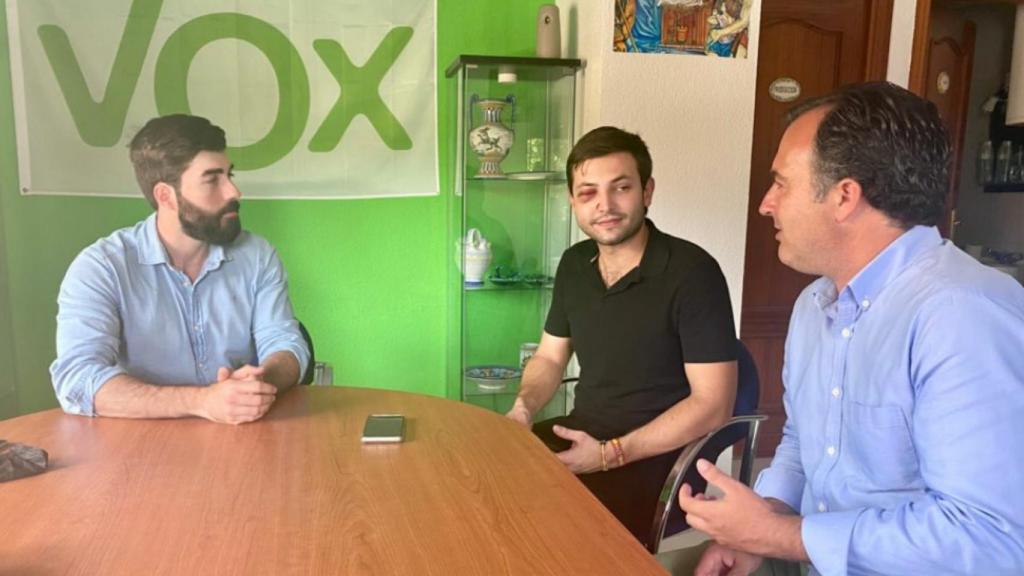 El joven agredido, en el centro, reunido con dirigentes de Vox