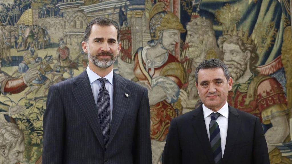 El vocal José María Macías, junto a Felipe VI.