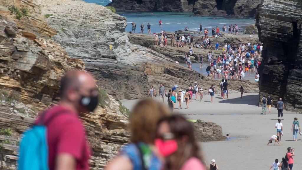 Turistas en la Praia das Catedrais.