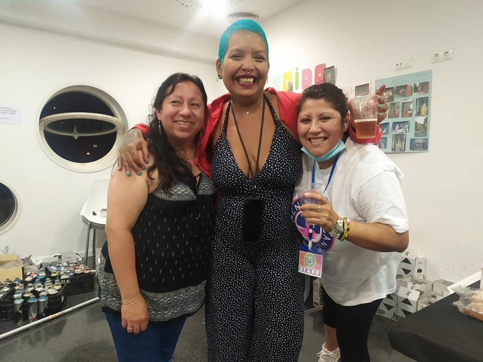 Soledad, encargada del staff en el Centro Cívico, junto a La Negra Leal. Foto: Facebook.