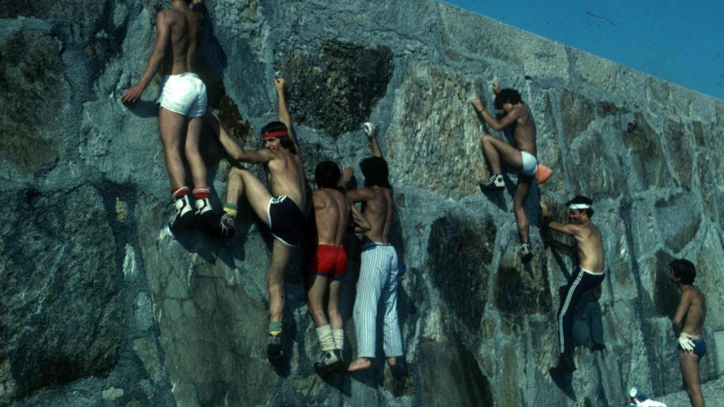 Foto de archivo de escalada en el dique de abrigo.