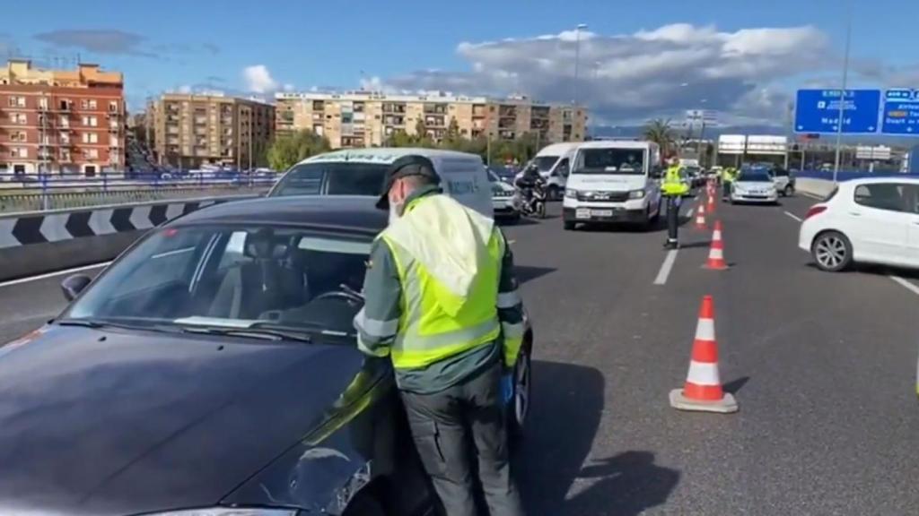 Un guardia civil sancionando a un conductor