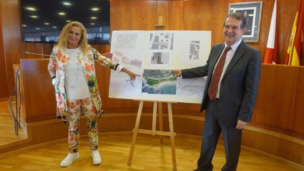 Carmela Silva y Abel Caballero ante el proyecto de recuperación de las dunas de Samil