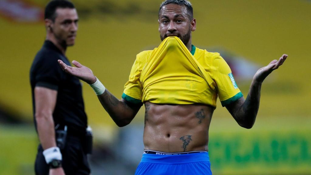 Neymar celebra un gol con Brasil