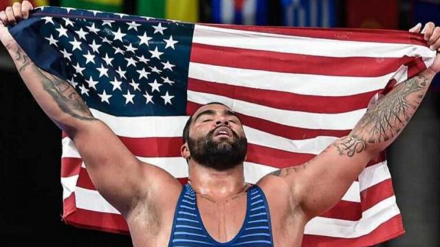 Gable Steveson celebra su oro olímpico en Tokio 2020