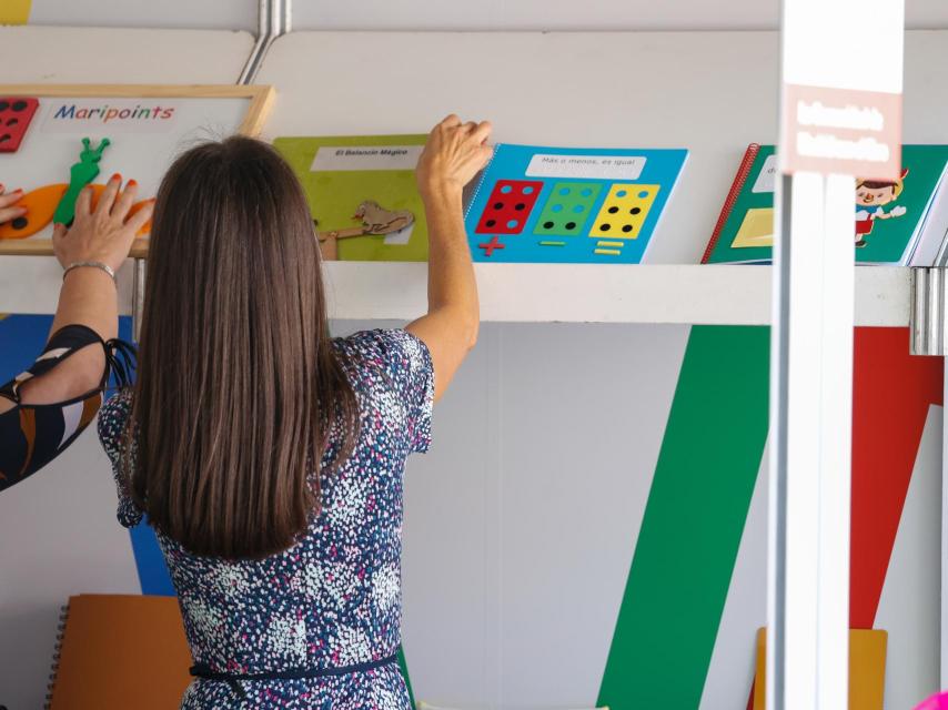 La reina Letizia en La Feria del Libro este viernes.