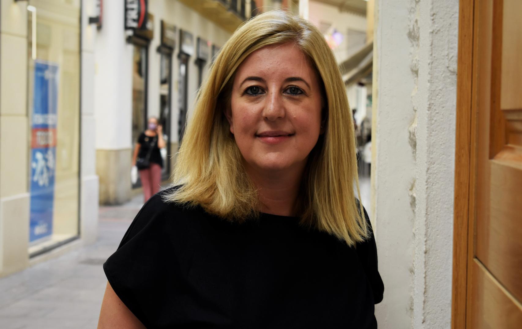 La hispanista malagueña Ana Cabello posa en el centro de Málaga.