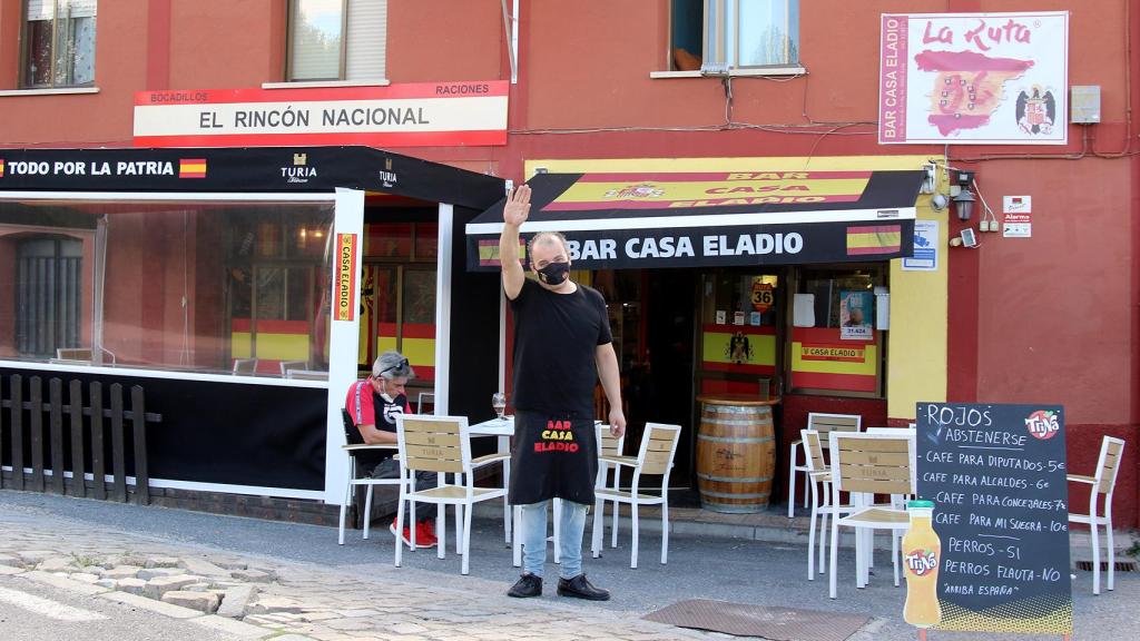 Eladio, en la portada de su bar.