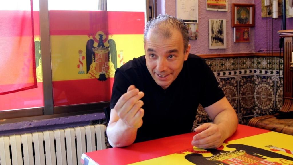 Eladio hace el gesto de que el dinero lo corrompe todo.