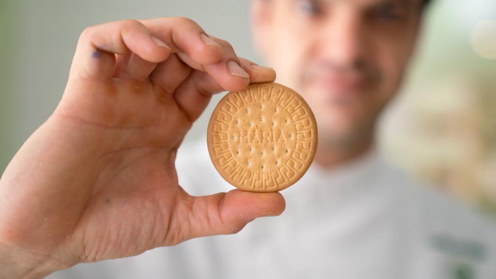El experto repostero Samuel Serrano sujeta una de la galletas María probadas.