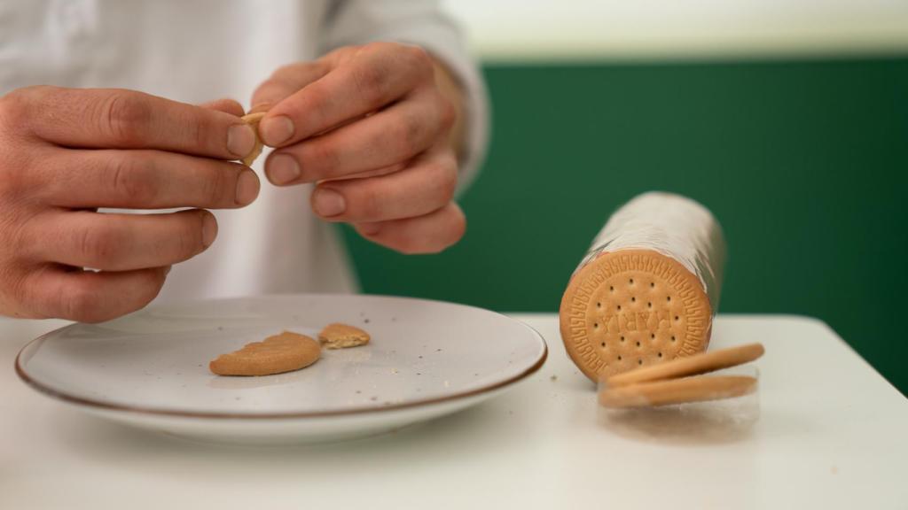 Al abrir cada paquete, Samuel parte una galleta María para analizar su estructura.