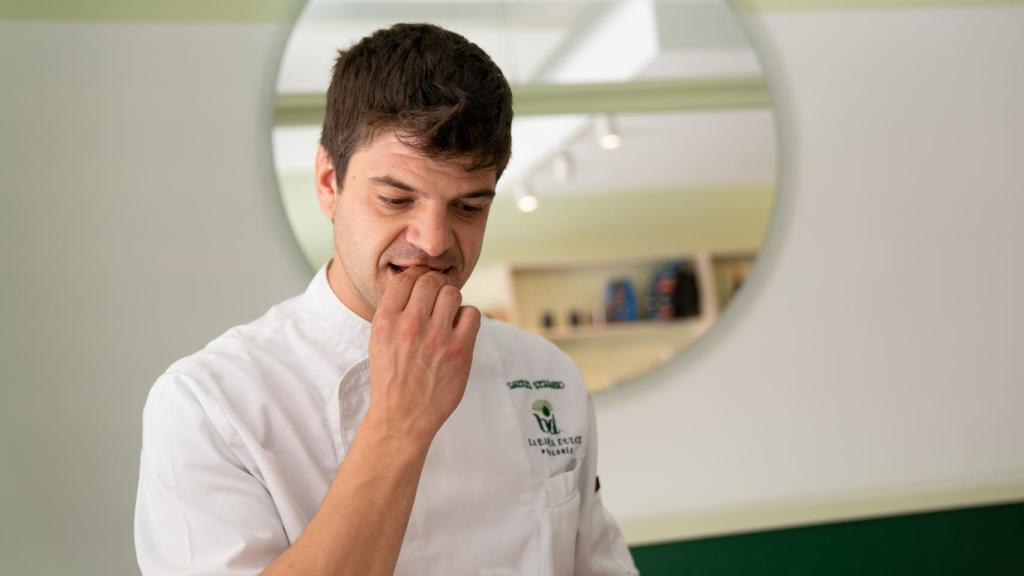 El pastelero Samuel Serrano, probando una de las galletas María durante la cata.