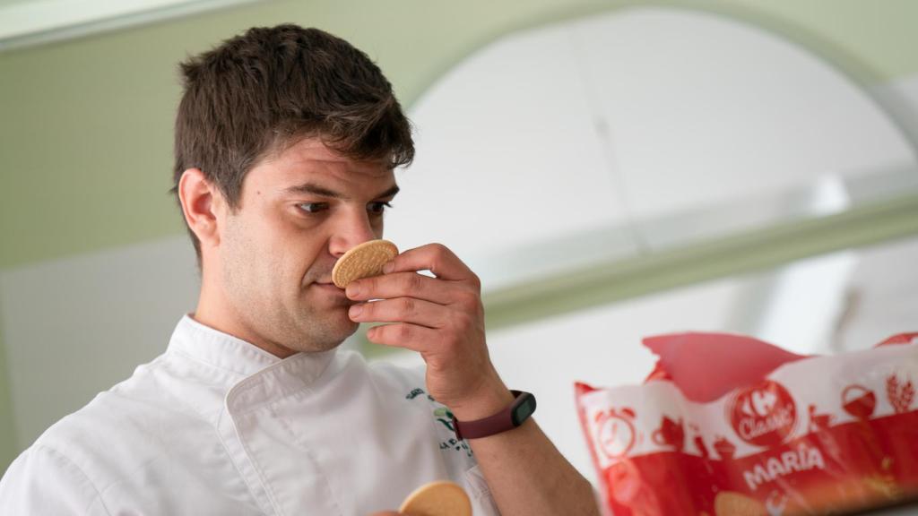 Samuel, repostero de La Barra Dulce, huele cada galleta María para valorarla.