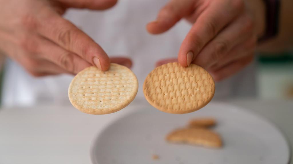 A la izquierda, la galleta María de Carrefour y, a la derecha, la de otra marca.
