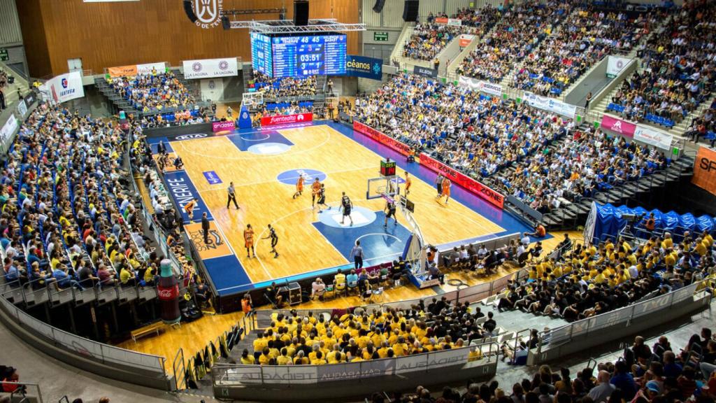 Pabellón Santiago Martín durante un partido de la 2017/2018