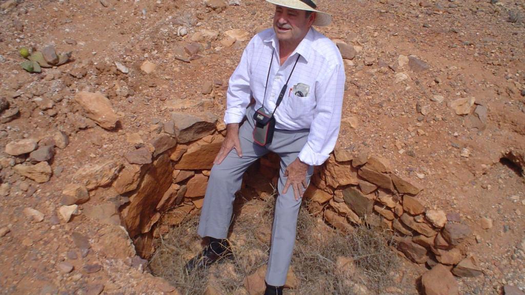Ángel Ruiz en un nido de ametralladoras de Sidi Ifni, cuando volvió recientemente.