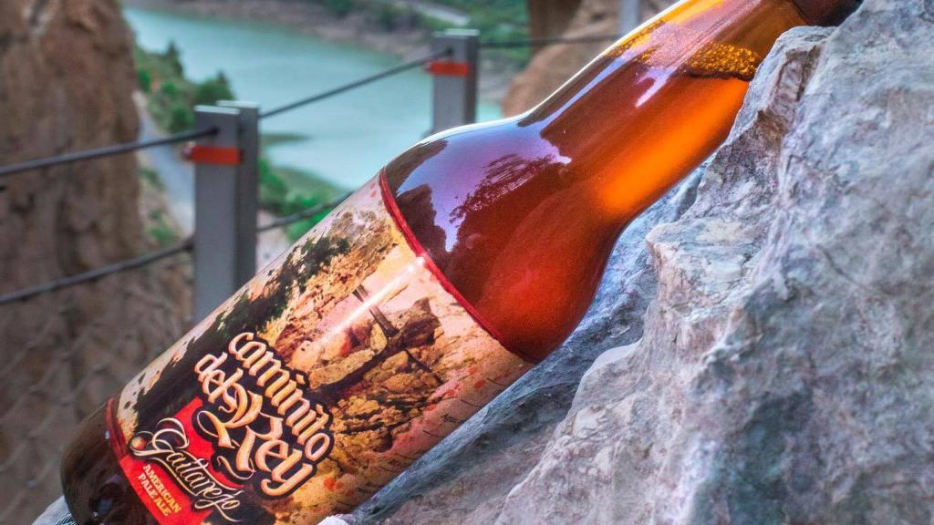 La cerveza Caminito del Rey desafía la ley de la gravedad. Tal y como sus profusos consumidores