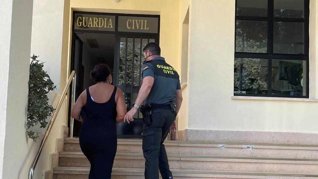 La detenida, entrando en dependencias de la Guardia Civil